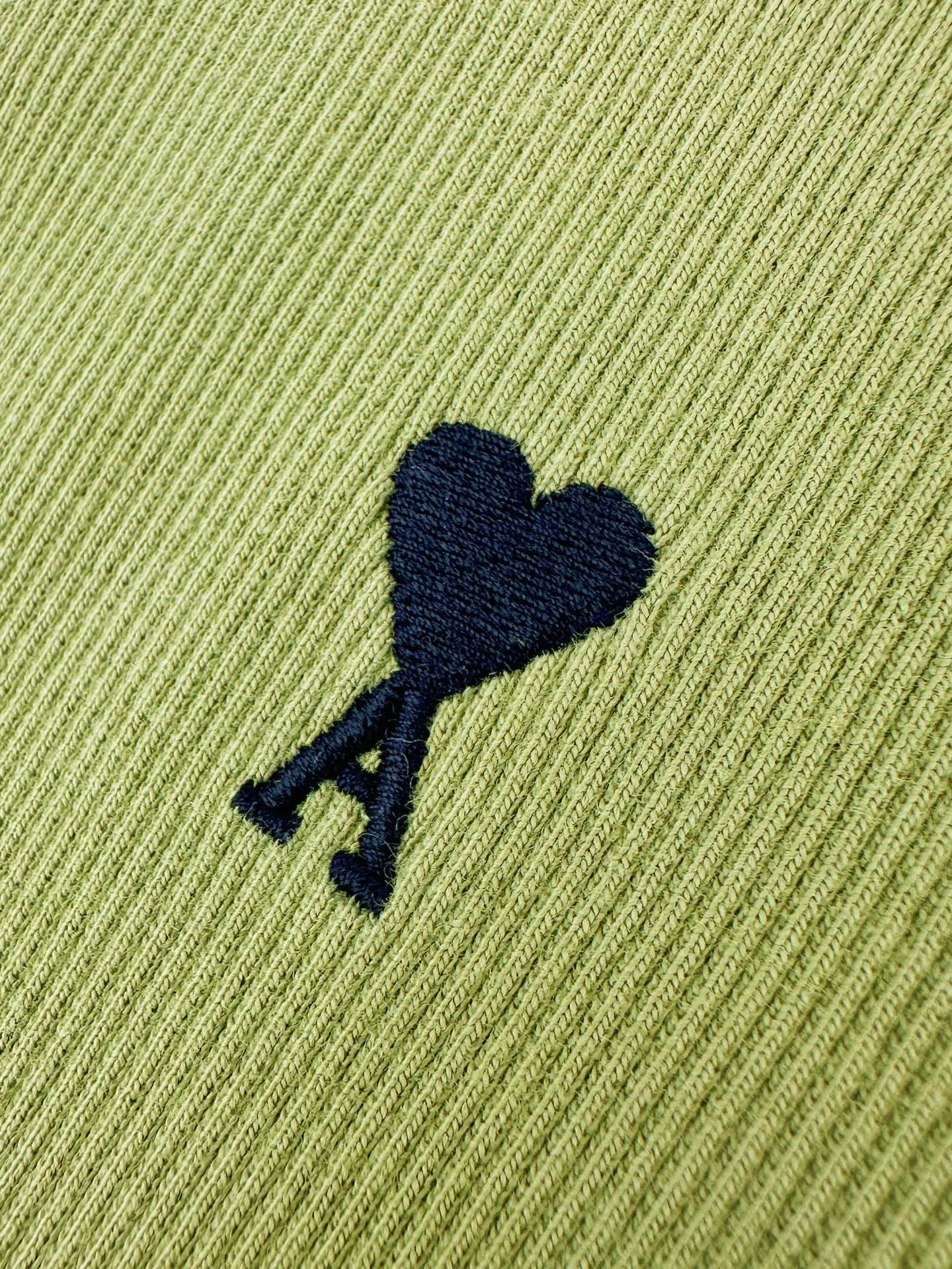 Women's Ami Paris logo embroidered vest, custom made of luxurious and soft plain weave cotton, with a cloudy feel, skin-friendly and breathable. The fresh fruity green is condensed with French sophistication, showing a luxurious and elegant style while relaxing. The iconic love embroidery is embellished on the chest, which is low-key yet recognizable. The ami embroidery on the back collar has a dark texture, and both sides have a French attitude. The high-strength texture outlines neat lines, making it slimmer and Versatile. The vest-style cut releases the shoulder and neck lines, perfectly showing the female curves; above simplicity, it is an undefined French romance. 1. Imported machine embroidery technology uses advanced computer control systems and precision mechanical components to precisely create the iconic AMI love logo embroidery, with smooth and delicate lines and a full sense of sophistication. 2. Enzyme washing treatment: The fabrics have been fermented and washed to give them a better feel and texture. They are not easy to deform, shrink or fade, and maintain long-term beauty. Accessories: Customized 1:1 AMi trademark Version: Fit Size: S M L Style number: DD 114